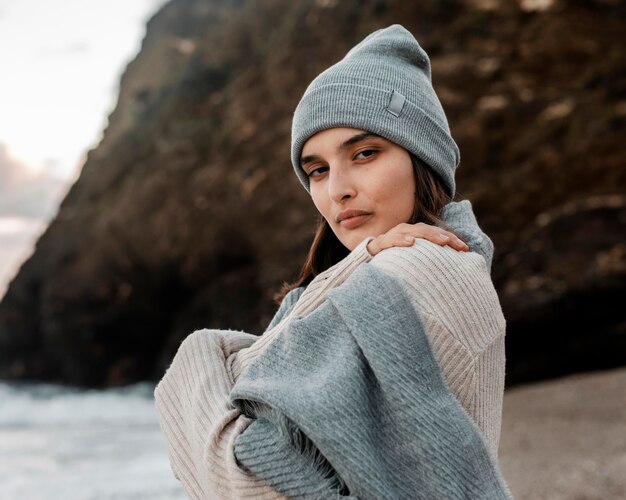 Vue côté, de, belle femme, poser, plage