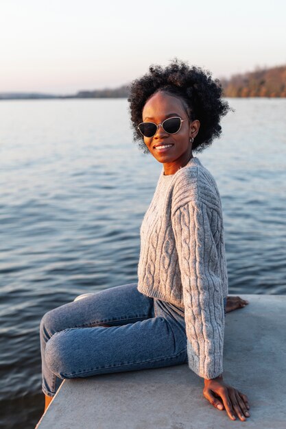 Vue de côté belle femme profitant du beau temps