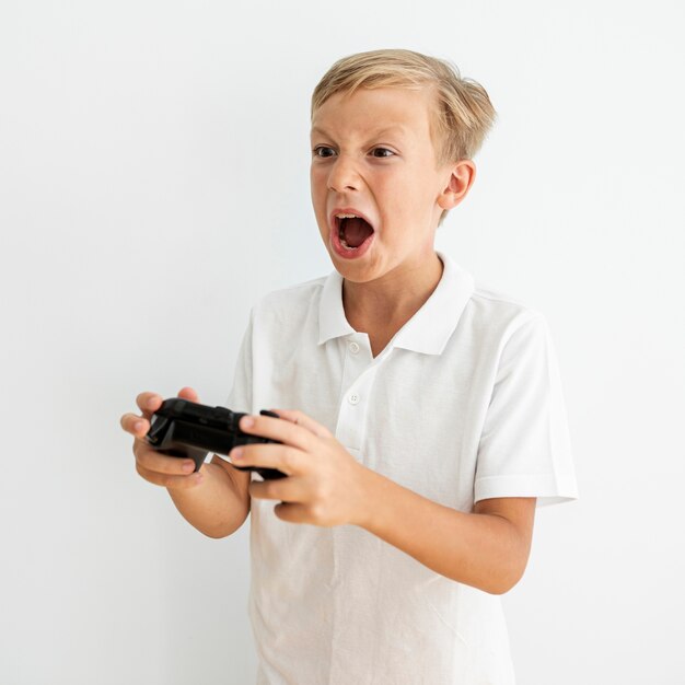 Vue de côté blonde enfant jouant à l'intérieur