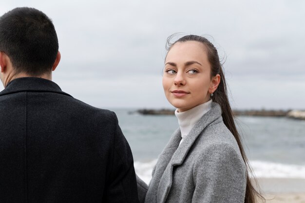 Vue de côté couple au bord de mer