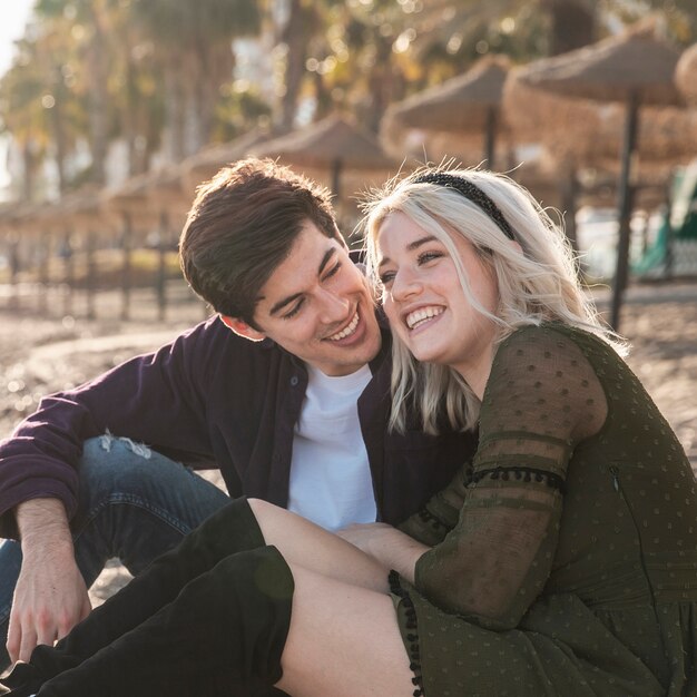 Vue côté, de, couple heureux, plage