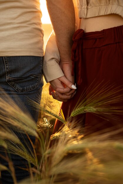 Vue côté, couple, tenant mains