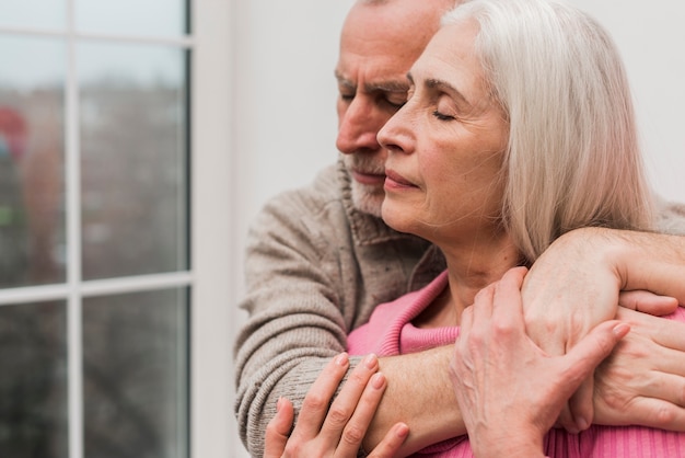 Photo gratuite vue côté, couples aînés, étreindre