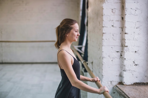 Vue de côté danseuse près de la barre