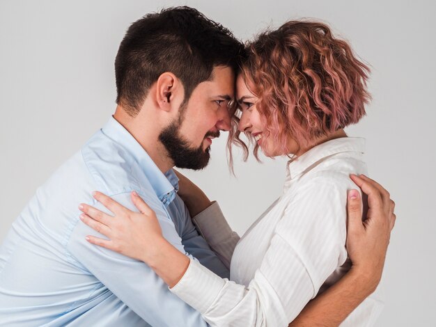 Vue de côté du couple embrassé pour la Saint-Valentin