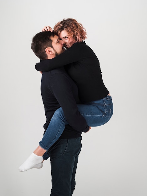 Vue de côté du couple embrassé pour la Saint-Valentin