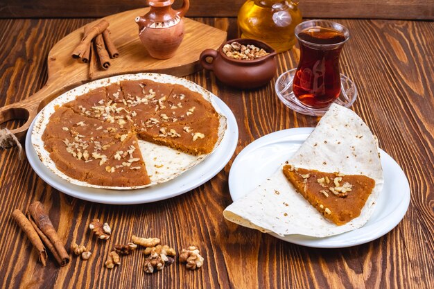 Vue de côté du thé lavash aux noix halva traditionnelles