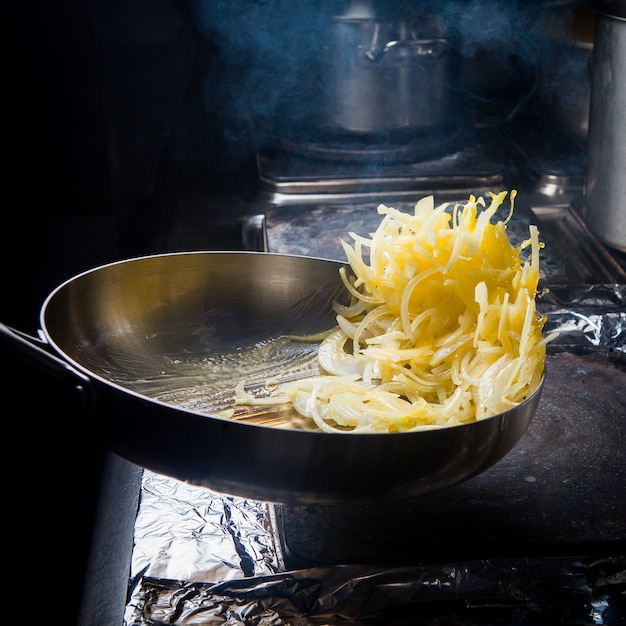 Vue côté, faire frire, oignons, à, poêle, dans, poêle