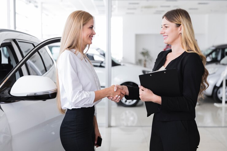 Photo gratuit vue côté, de, femme, achat, nouvelle voiture