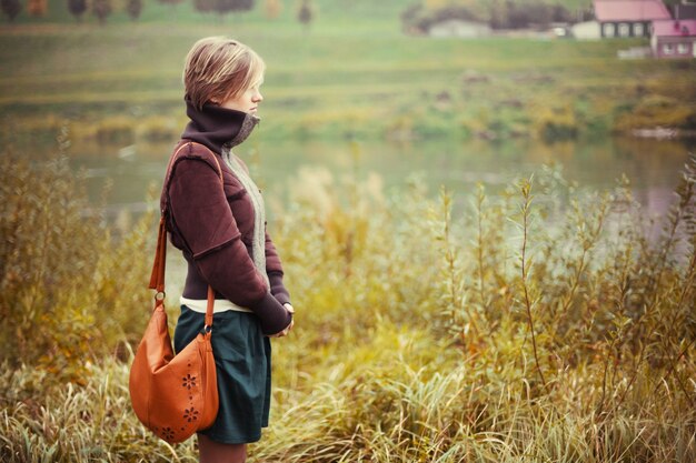 Vue de côté de la femme en admirant la nature