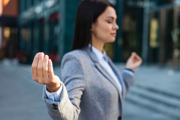 Vue côté, de, femme affaires, dans, zen, pose