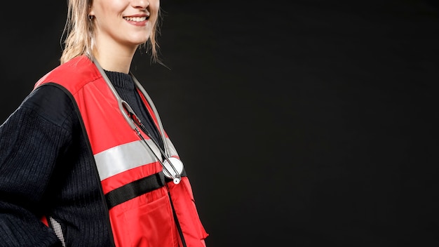 Vue côté, de, femme, ambulancier, sourire