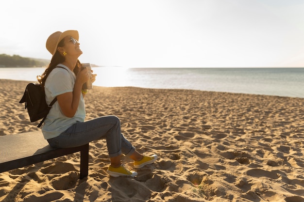 Photo gratuite vue côté, de, femme, apprécier, les, vue plage