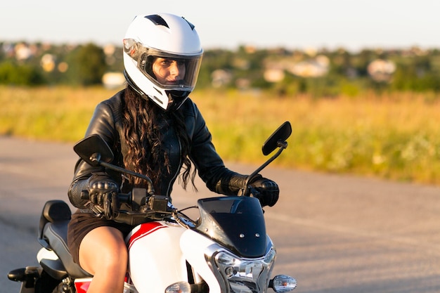 Vue côté, de, femme, à, casque, sur, équitation, moto