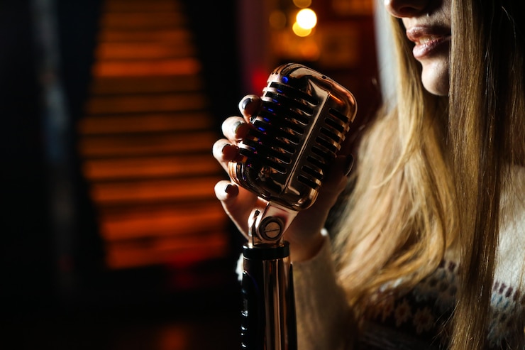 Photo gratuit vue côté, femme, chant, microphone
