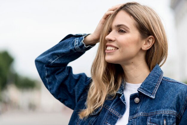 Vue côté, femme, à, cheveux blonds