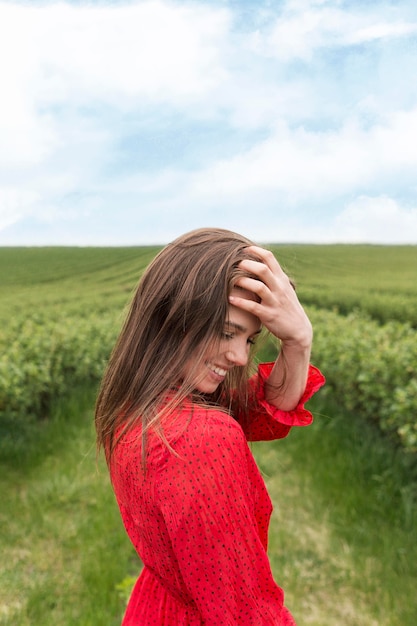 Vue côté, femme, dans, champ vert