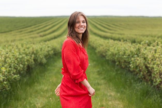 Vue côté, femme, dans, champ