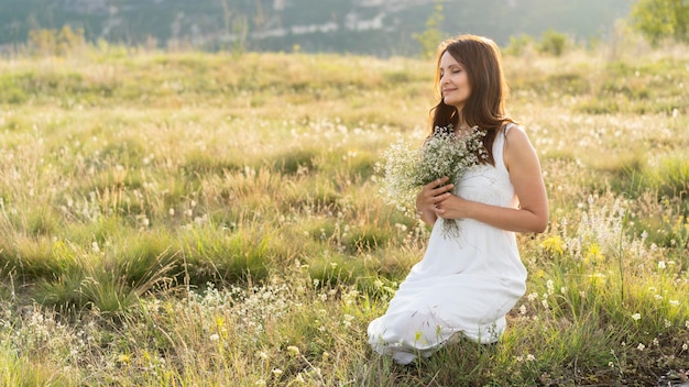 Photo gratuite vue côté, de, femme, dans, herbe, dehors