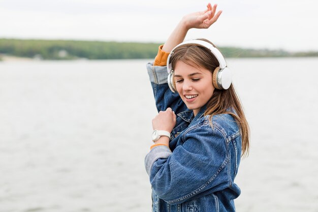 Photo gratuite vue côté, femme danse, à, écoute, musique