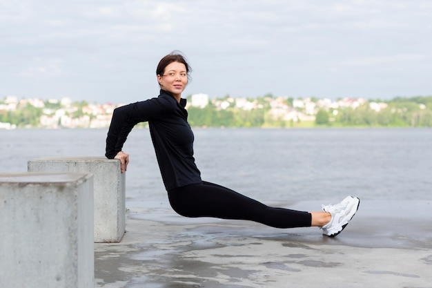 Photo gratuite vue côté, de, femme exerçant dehors