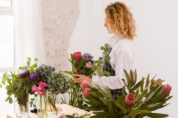 Vue Côté, Femme, Faire, A, Bouquet