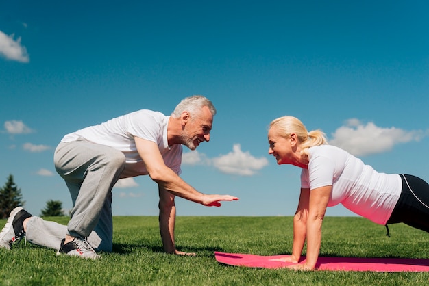 Vue côté, femme, faire, push-ups