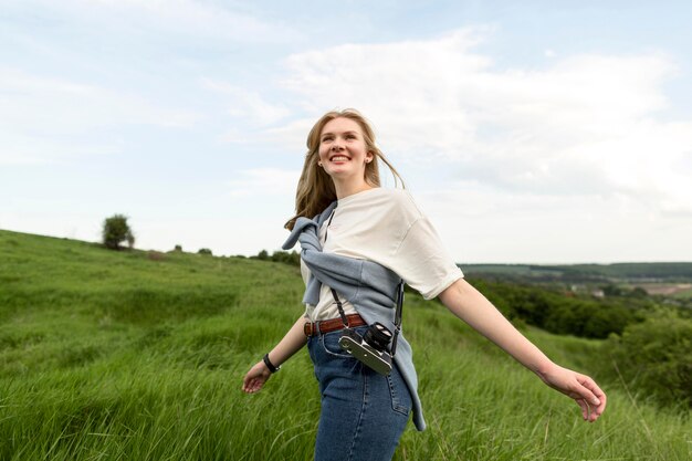 Vue côté, de, femme heureuse, apprécier, nature