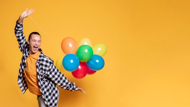 Vue côté, de, femme heureuse, à, ballons