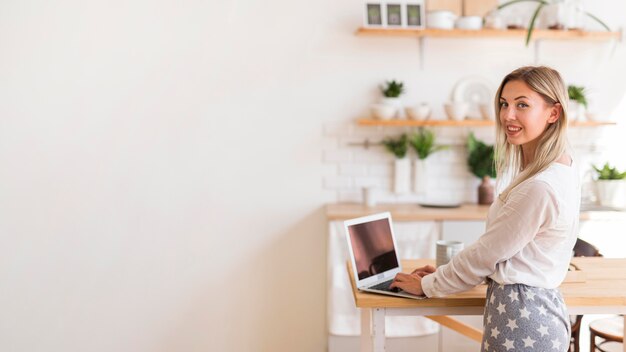 Vue côté, femme heureuse, travail