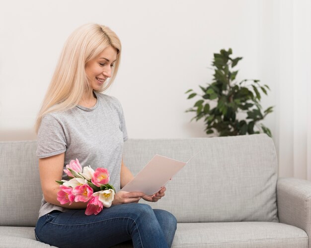 Vue côté, femme, lecture, carte voeux