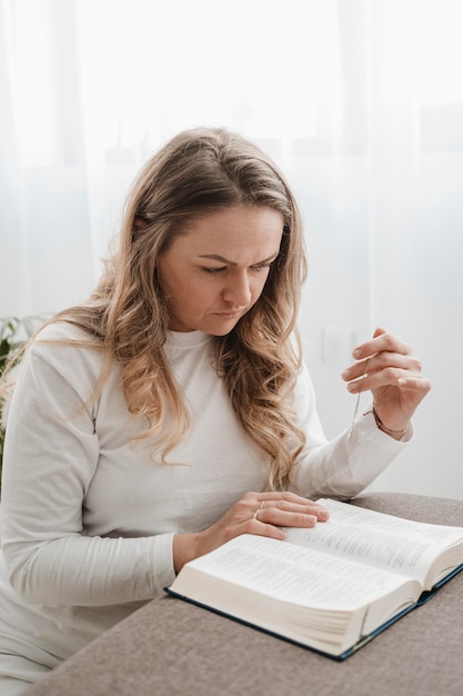 Photo gratuite vue côté, de, femme lisant la bible