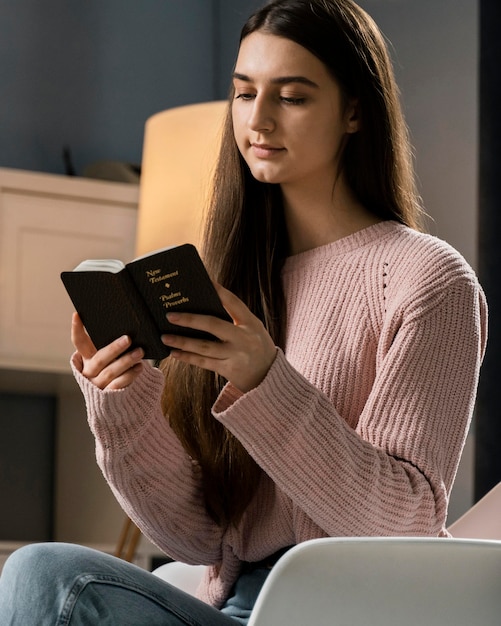 Photo gratuite vue côté, de, femme lisant la bible
