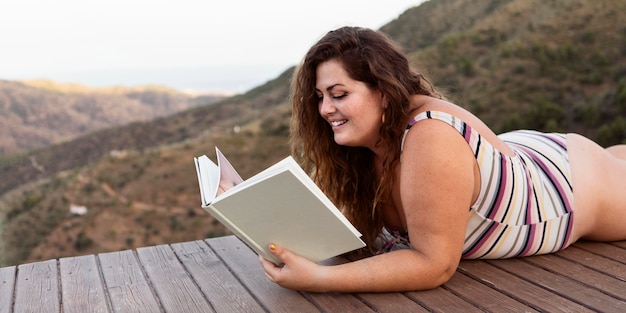 Vue côté, de, femme lisant livre, dehors