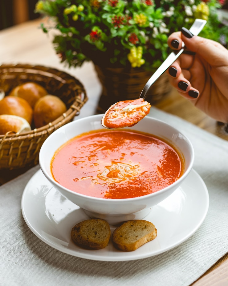 Photo gratuit vue côté, femme, manger, tomate, soupe, râpé, fromage, et, craquelins