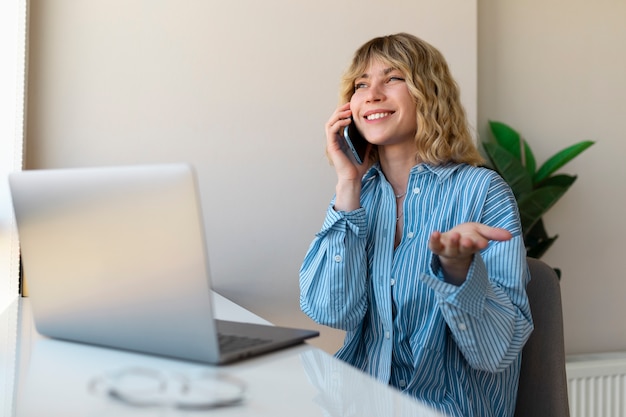 Vue côté, femme parler téléphone