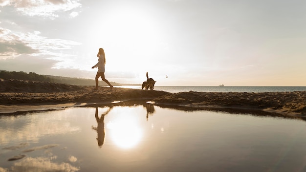 Vue côté, de, femme, plage, à, coucher soleil