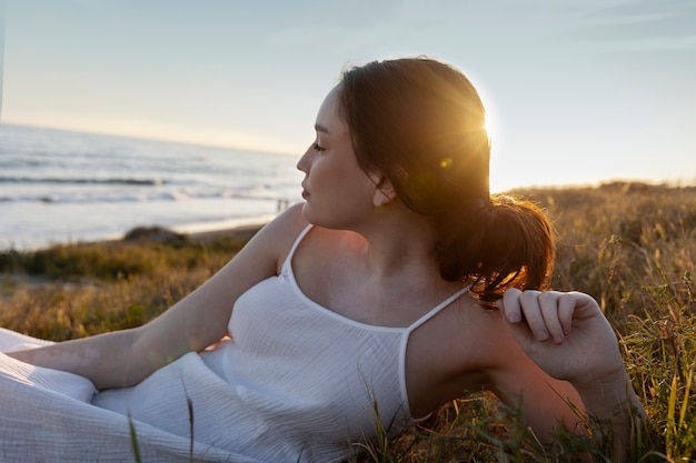 Vue côté, femme, pose, sur, herbe