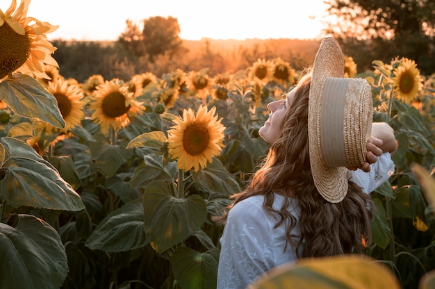 Vue côté, femme, poser, à, chapeau