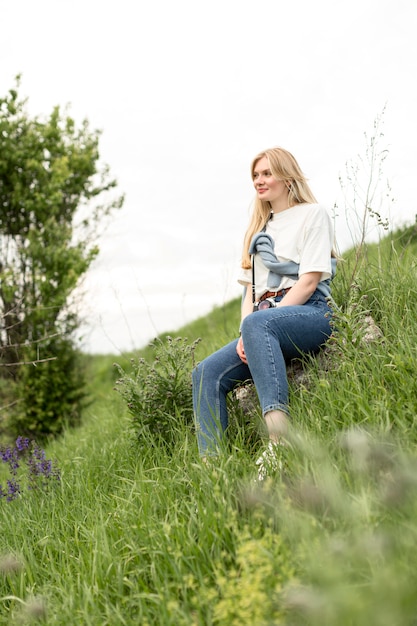 Vue côté, de, femme, poser, dans, herbe