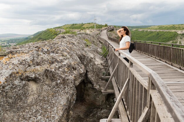 Vue côté, de, femme, poser, dans nature, sur, pont