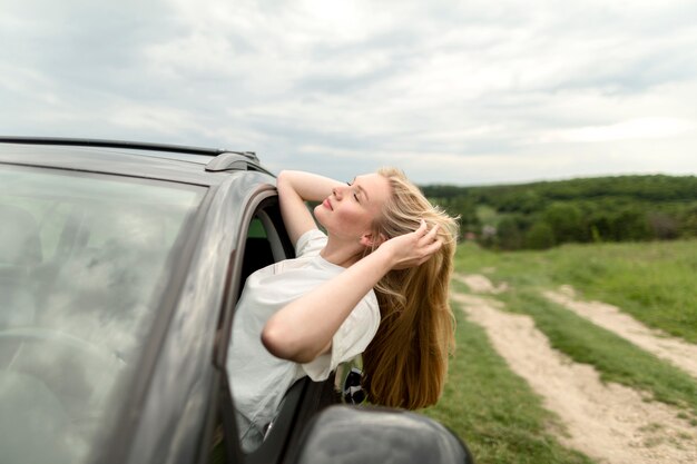 Vue côté, de, femme, poser, dans voiture