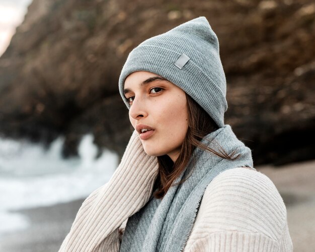 Vue côté, de, femme, poser, plage