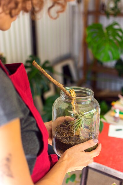 Vue côté, femme, prendre soin, plante, dans, pot