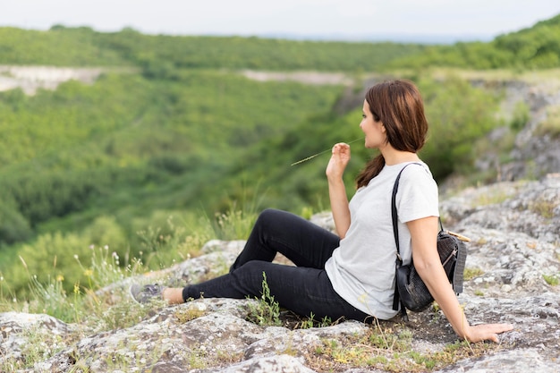 Vue côté, de, femme, profiter nature