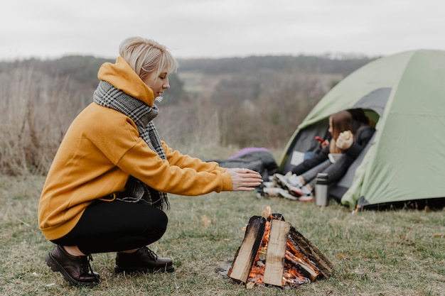 Vue côté, femme, réchauffement, à, feu camp