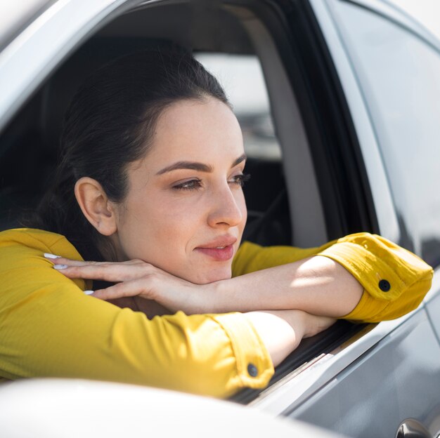 Vue côté, femme, s'appuyer, fenêtre voiture