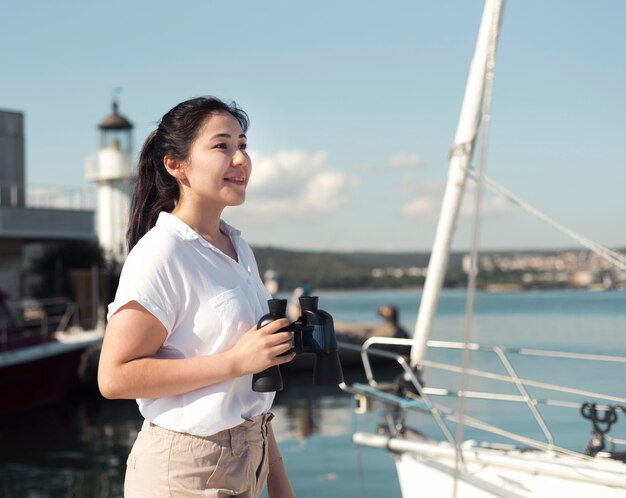 Vue côté, femme, tenue, jumelles