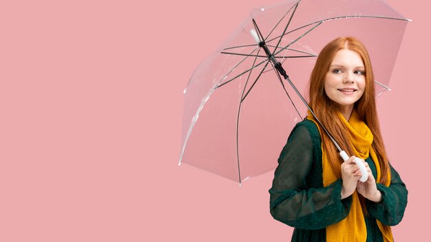 Vue côté, femme, tenue, parapluie