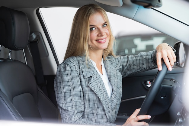 Vue côté, de, femme voiture